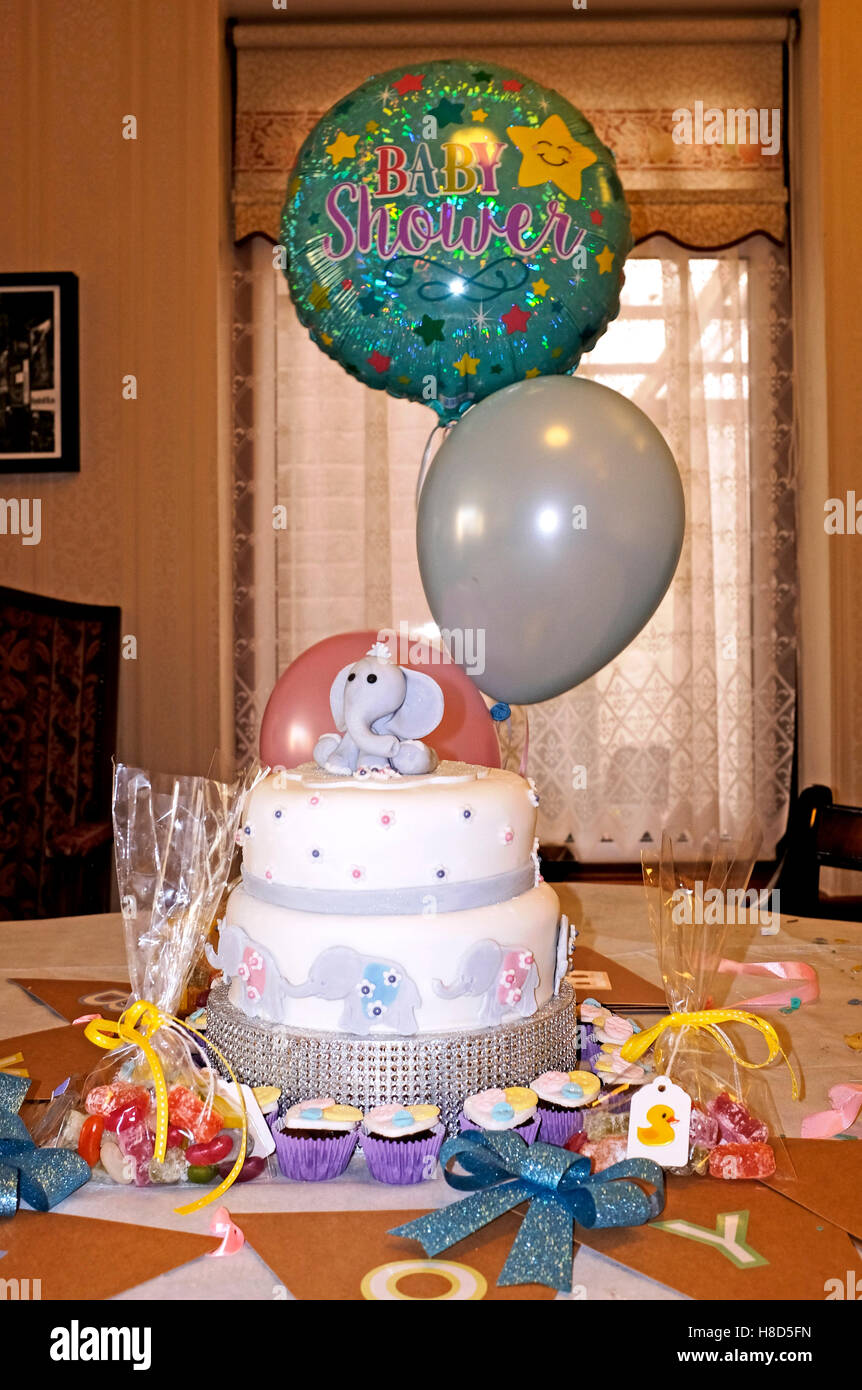 Baby-Dusche-Partei-Kuchen für die schwangere Mutter Stockfoto