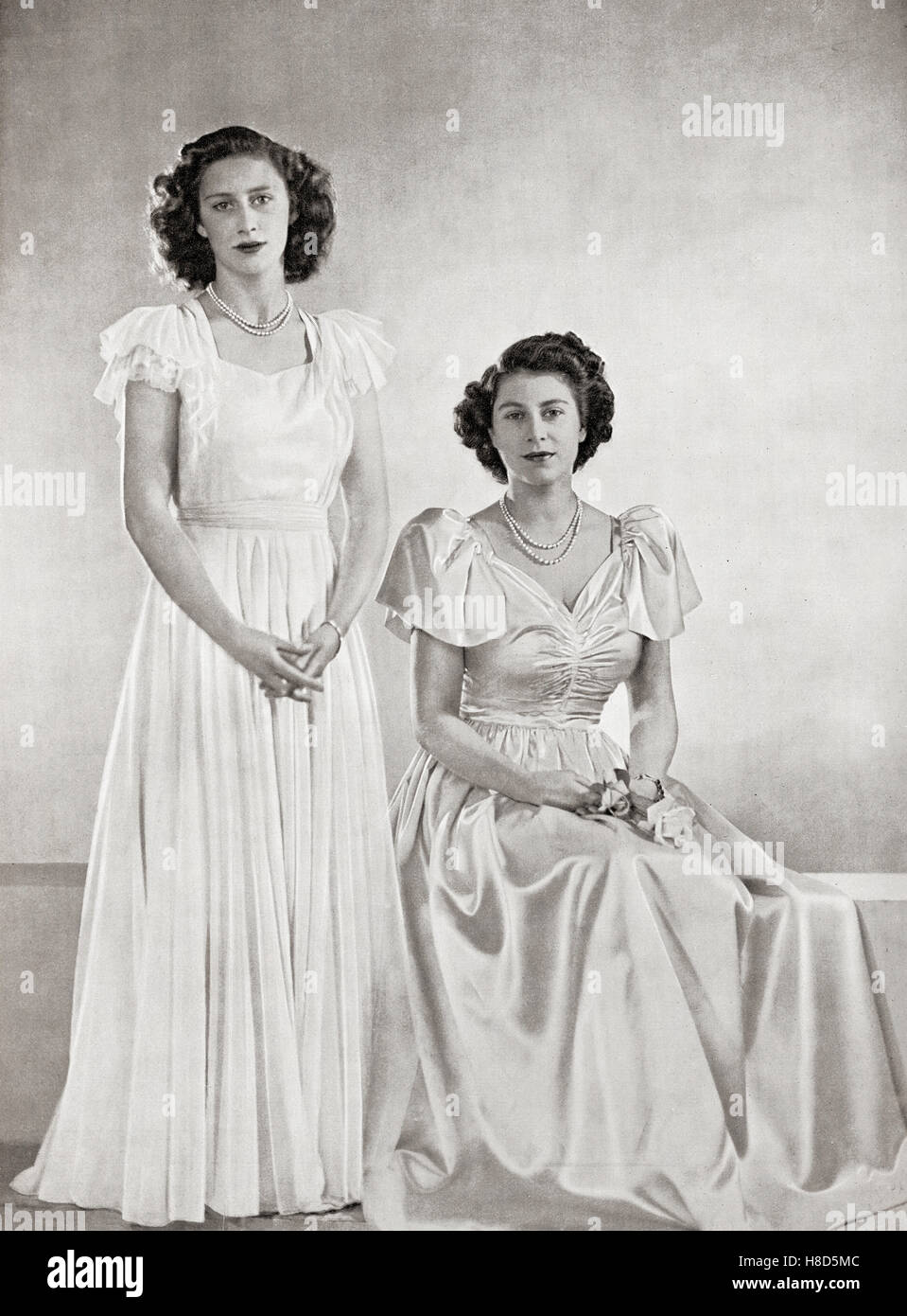 Prinzessin Margaret, links, und Prinzessin Elizabeth, zukünftige Königin Elizabeth II, rechts, im Jahr 1946. Prinzessin Margaret, Margaret Rose, 1930 – 2002, aka Prinzessin Margaret Rose. Jüngere Tochter von König Georg VI. Und Königin Elizabeth. Prinzessin Elizabeth, zukünftige Elizabeth II, 1926 - 2022. Königin des Vereinigten Königreichs, Kanada, Australien und Neuseeland. Stockfoto