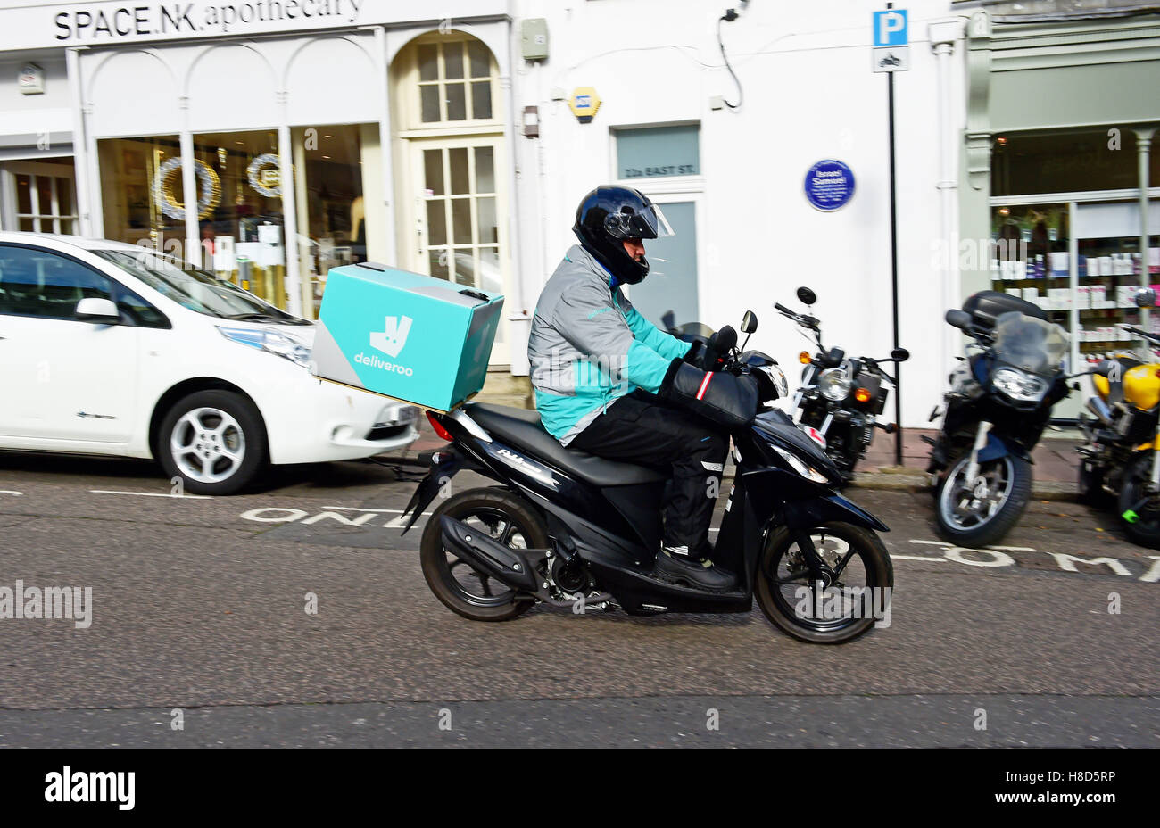 Deliveroo Lieferung Service Kurier Motorradfahrer in Brighton UK Stockfoto