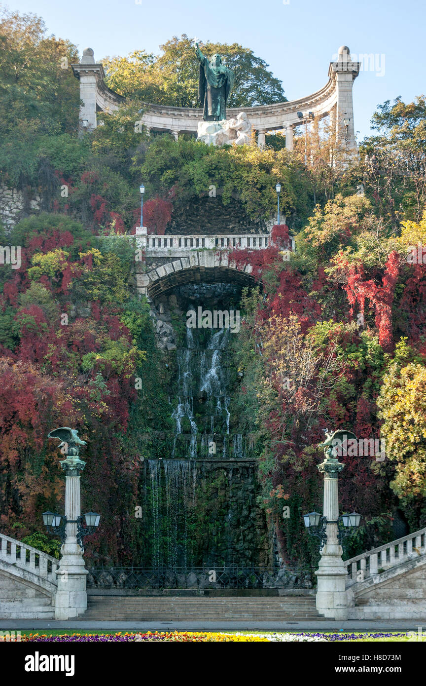 Wasserfall-Eingang zur Zitadelle von Budapest, während der Herbst Station, wenn die Blätter von den Bäumen rot, gelb und Grün haben Stockfoto