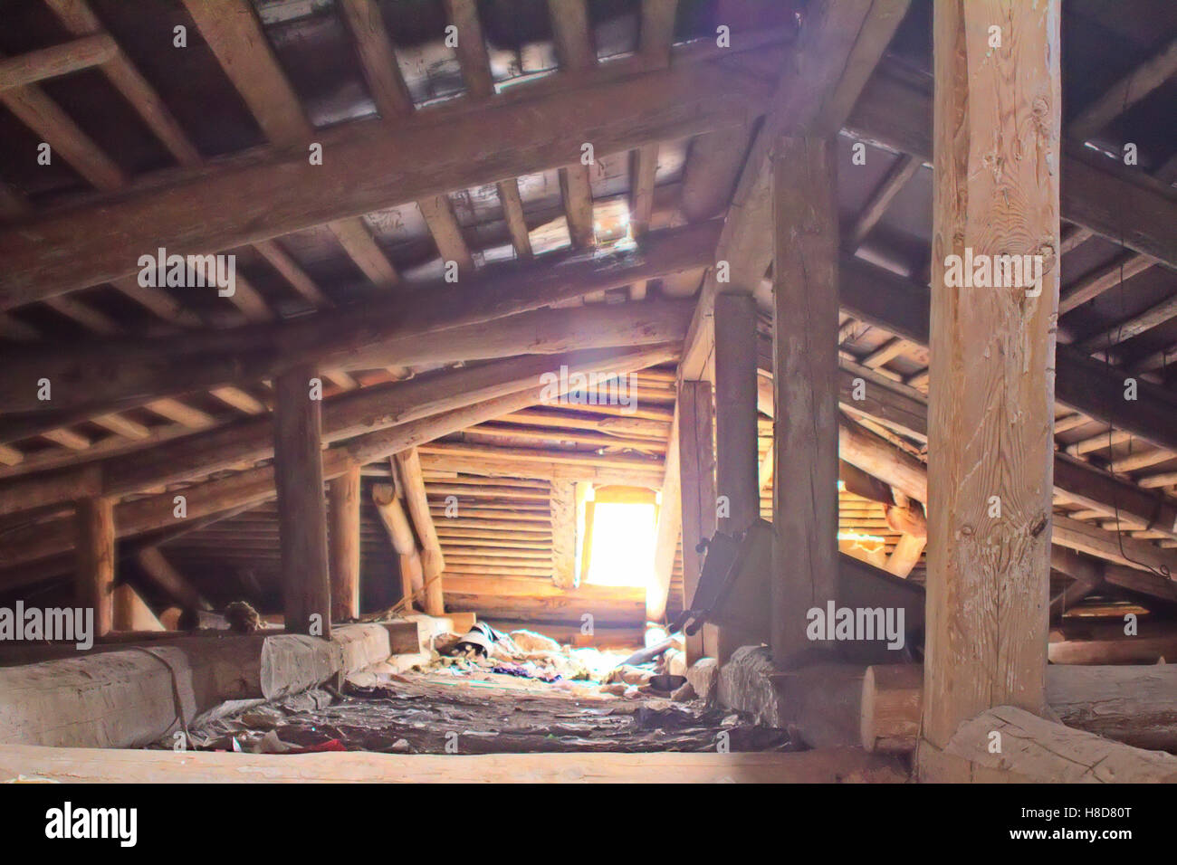 sehr alten verfallenen gefährlich instabil verfallenen Haus Stockfoto