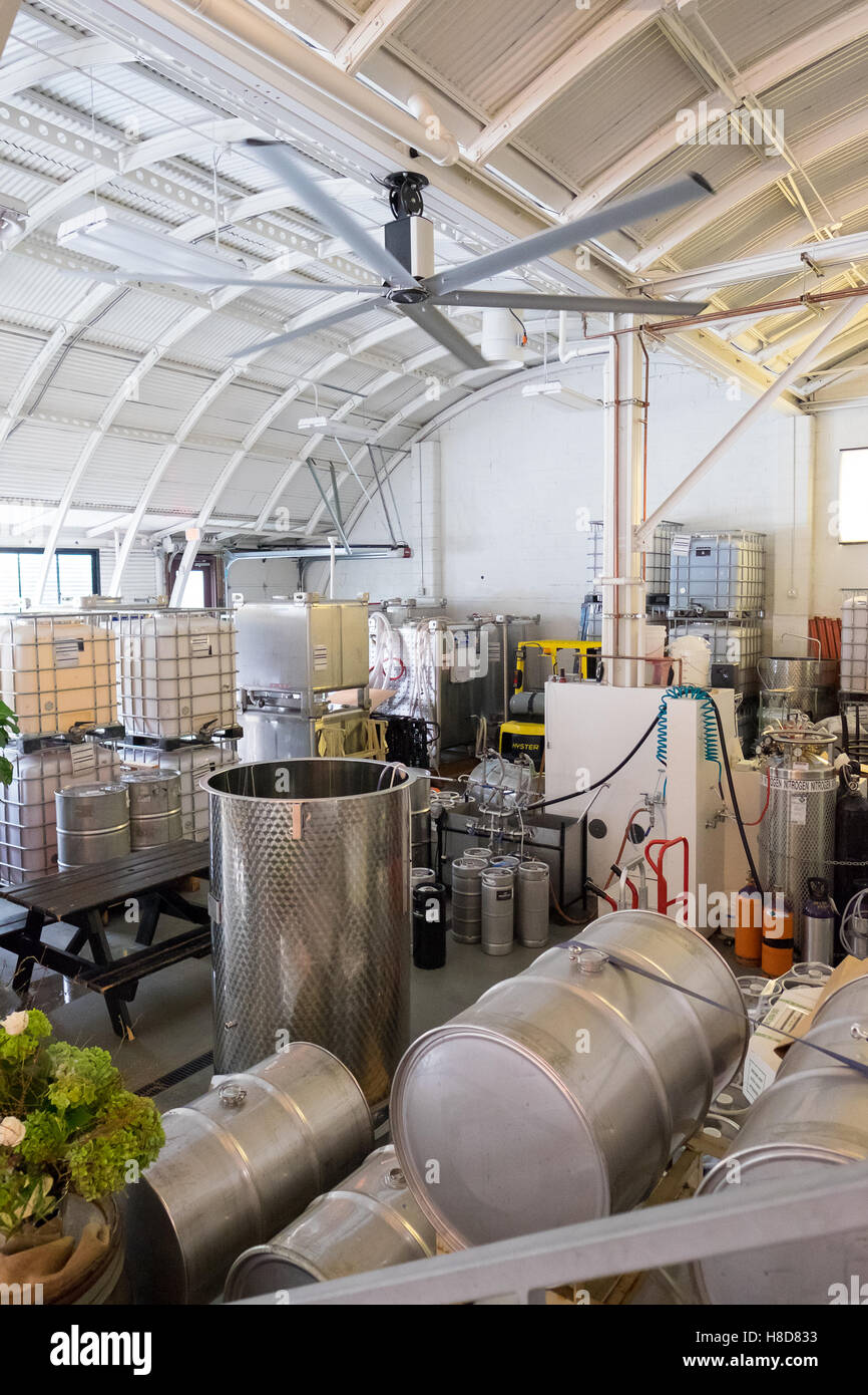 pORTLAND, OR - 8. Oktober 2016: Industrieanlagen in einem Weingut hinter die Kulissen der Weinproduktion in einem städtischen Umfeld. Stockfoto