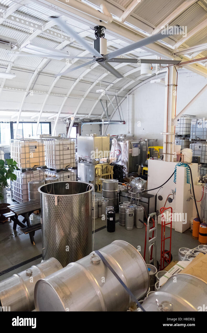 pORTLAND, OR - 8. Oktober 2016: Industrieanlagen in einem Weingut hinter die Kulissen der Weinproduktion in einem städtischen Umfeld. Stockfoto