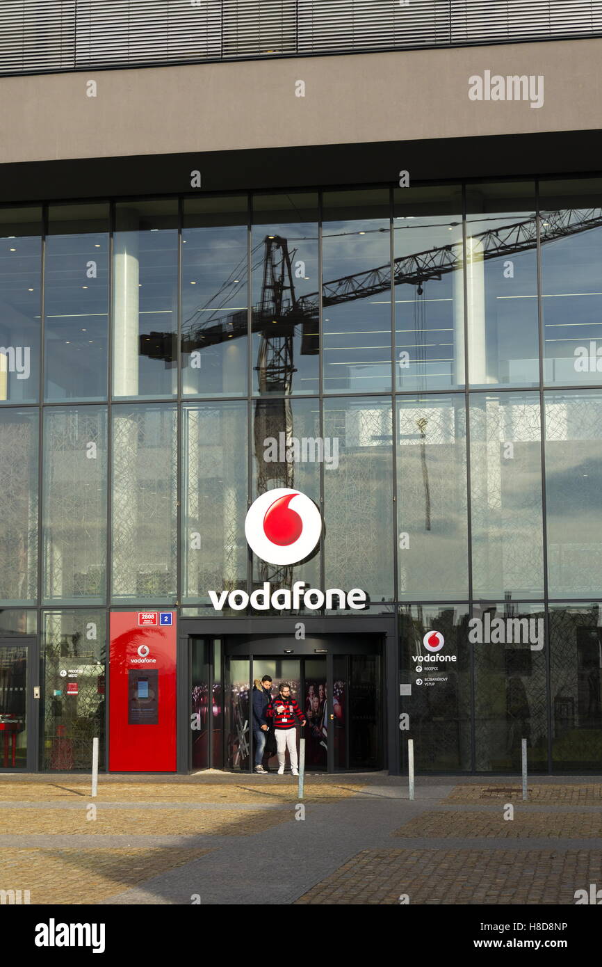 Vodafone Telekommunikation Firmenlogo auf tschechischen Hauptquartier am 7. November 2016 in Prag, Tschechien. Stockfoto