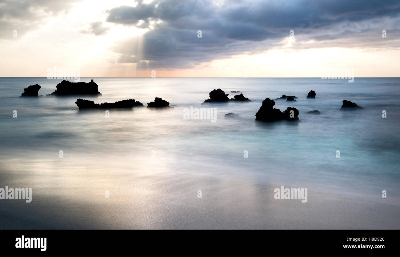 Die Insel Ascension. Felsen am Strand des Toten Mannes Georgetown bei Sonnenuntergang künstlerische lange Belichtung Stockfoto