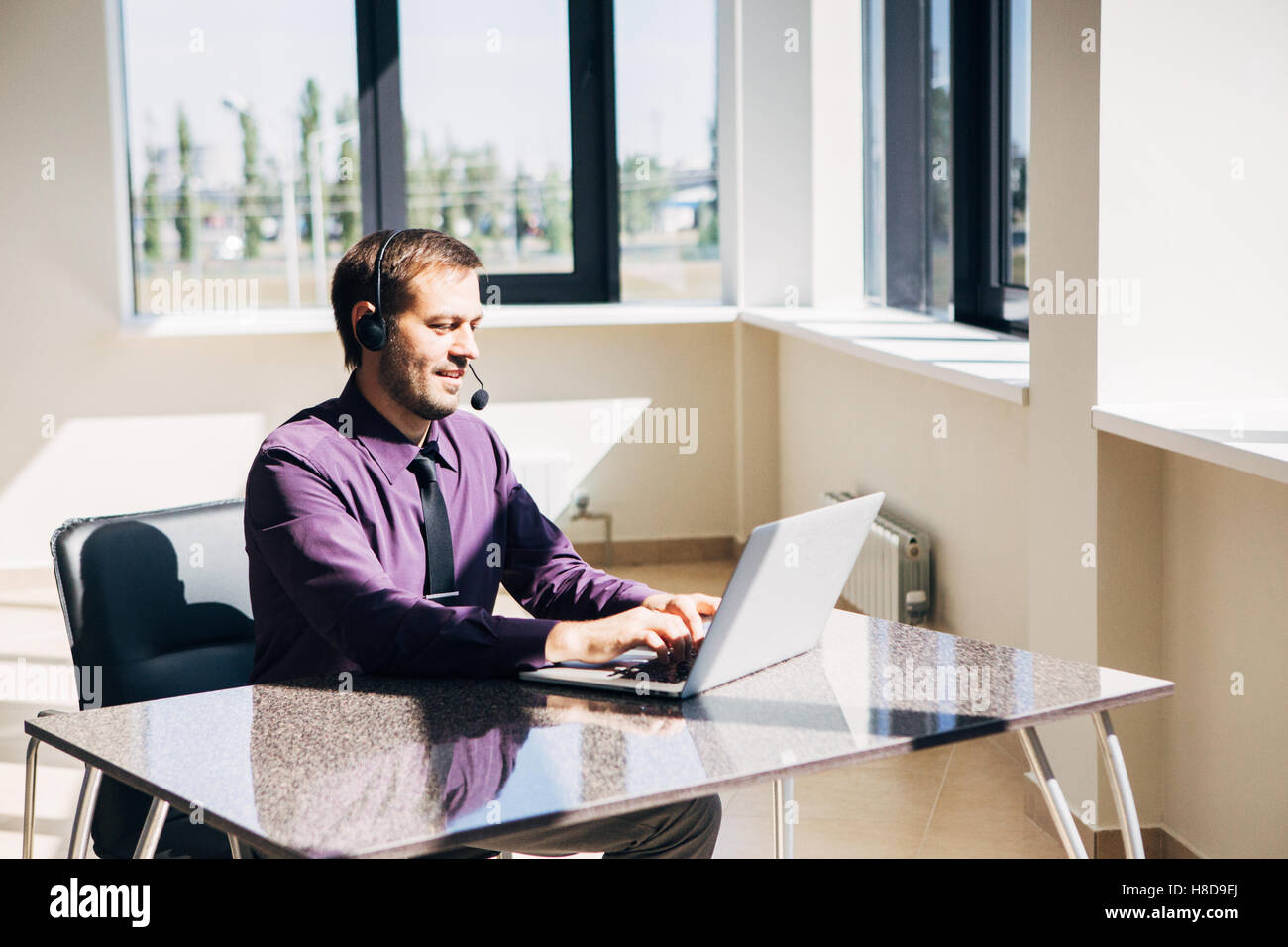 Mann arbeitet in Call-center Stockfoto