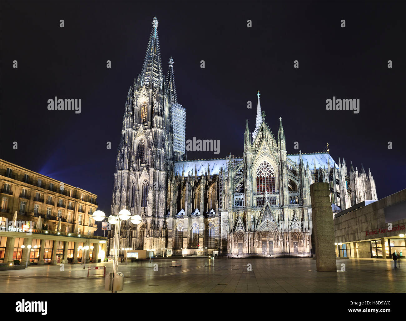 Blick auf den Kölner Dom bei Nacht im Viertel North Rhine-Westphalia, Deutschland Stockfoto