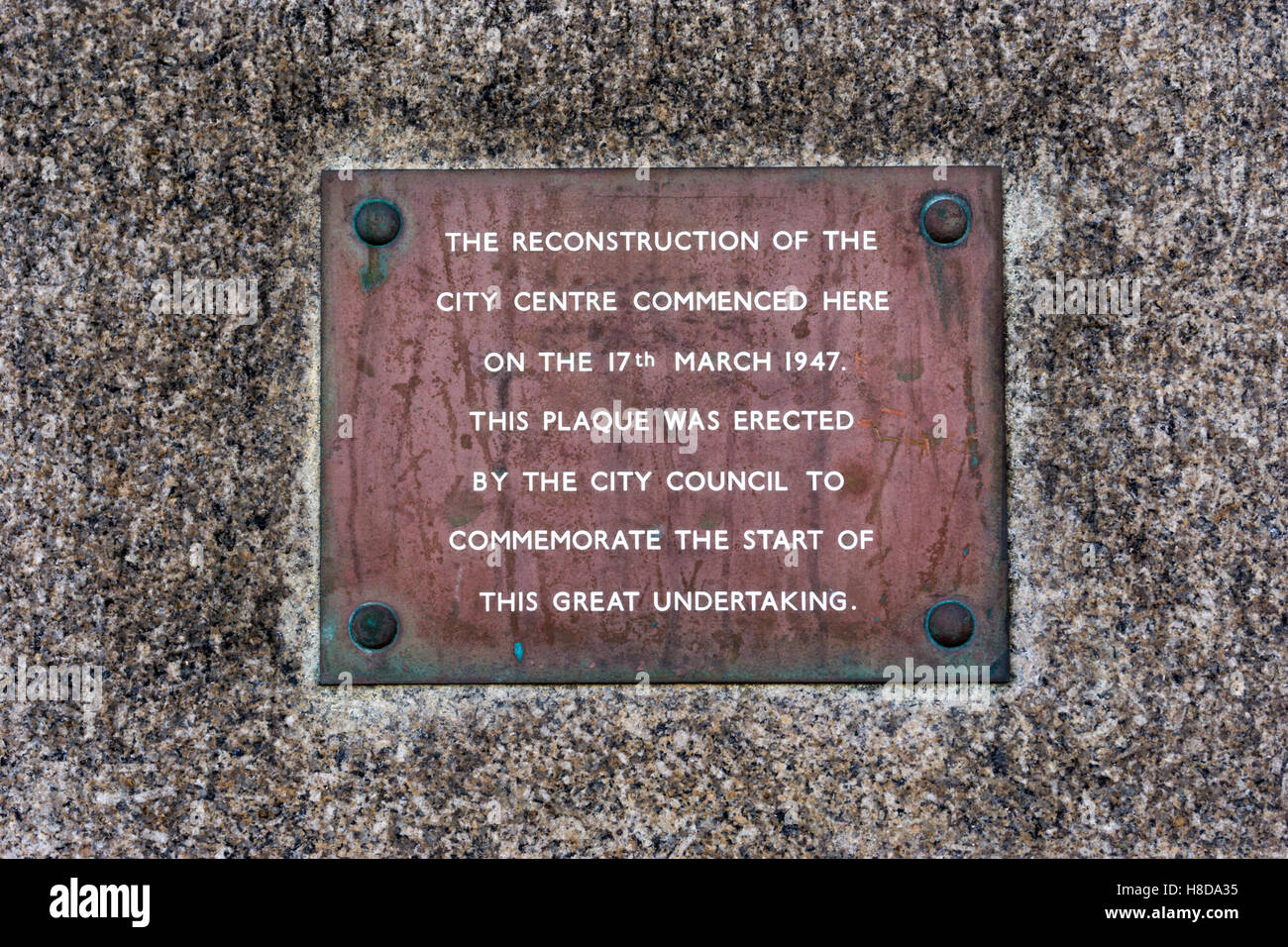 Messingplakette zum Gedenken an den Beginn der Arbeiten auf den Wiederaufbau der Nachkriegszeit Plymouth. Stockfoto