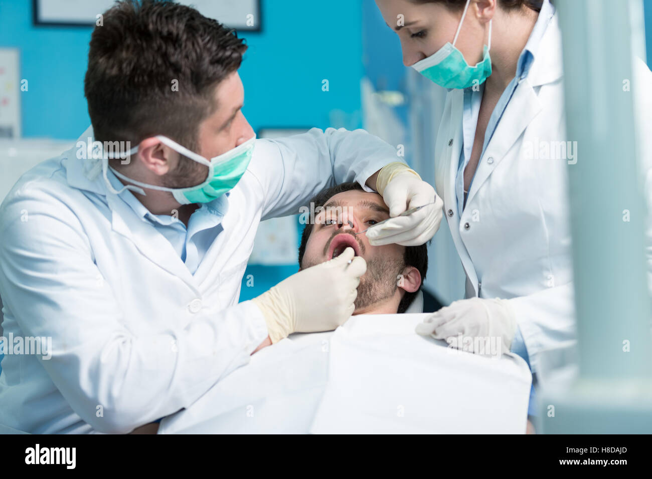 Zahnmedizin-Bildung. Männliche Zahnarzt Arzt Lehrer Behandlungsablauf erklären. Stockfoto