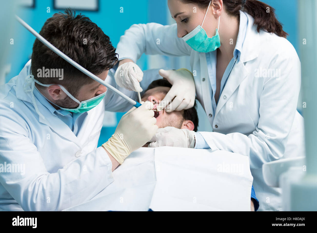 Zahnmedizin-Bildung. Männliche Zahnarzt Arzt Lehrer Behandlungsablauf erklären. Stockfoto
