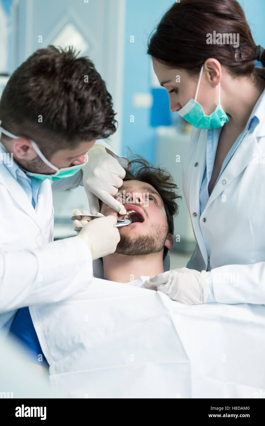 Zahnmedizin-Bildung. Männliche Zahnarzt Arzt Lehrer Behandlungsablauf erklären. Stockfoto