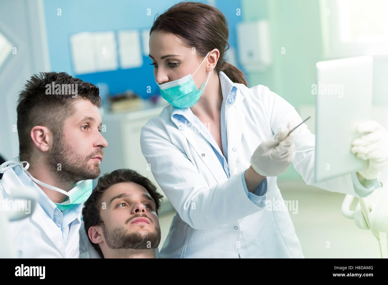 Zahnmedizin-Bildung. Männliche Zahnarzt Arzt Lehrer Behandlungsablauf erklären. Stockfoto