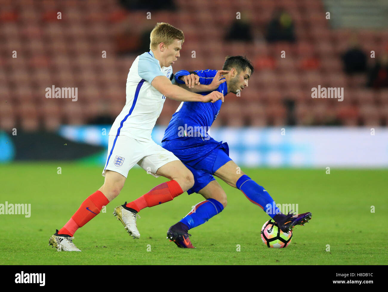 England U21 Duncan Watmore (links) und Italien U21 Vittorio Parigini Kampf um den Ball während der internationale Freundschaftsspiele an Str. Marys Stadium, Southampton. Stockfoto