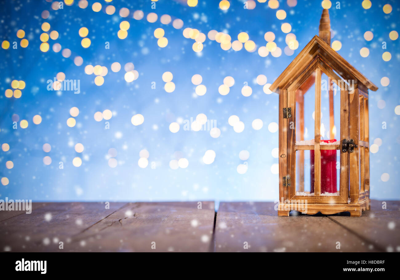 Weihnachten Hintergrund mit Holz Laterne, abstrakte blauen Hintergrund weichzeichnen. Stockfoto