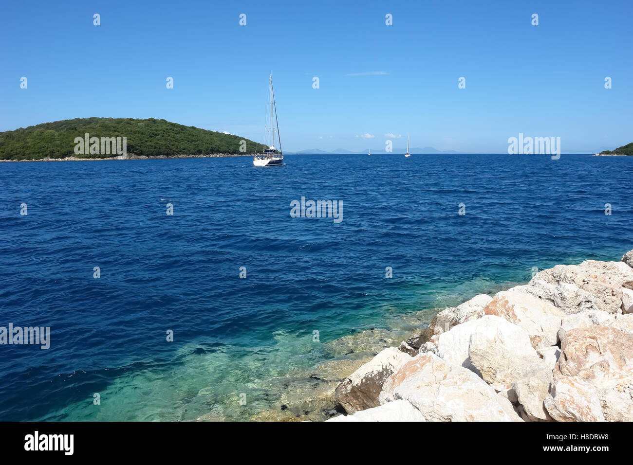 Sivota, Griechenland, 9. Mai 2013: Landschaft mit grünen Insel, die Berge und die Yacht im Ionischen Meer, Griechenland. Stockfoto