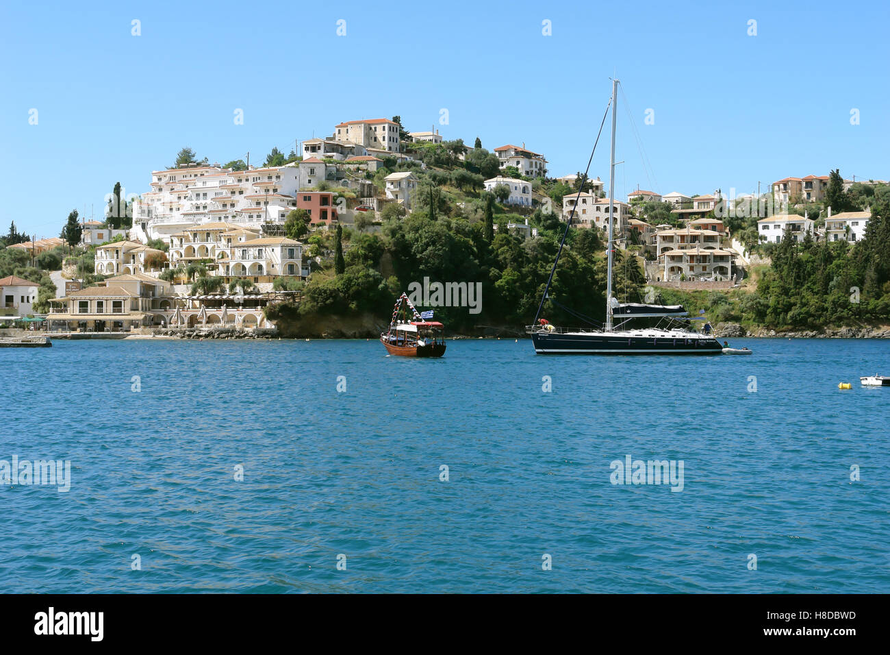 Sivota, Griechenland, 9. Mai 2013: Landschaft mit grünen Insel, Gebäuden und Yachten an der Küste des Ionischen Meer, Griechenland. Stockfoto