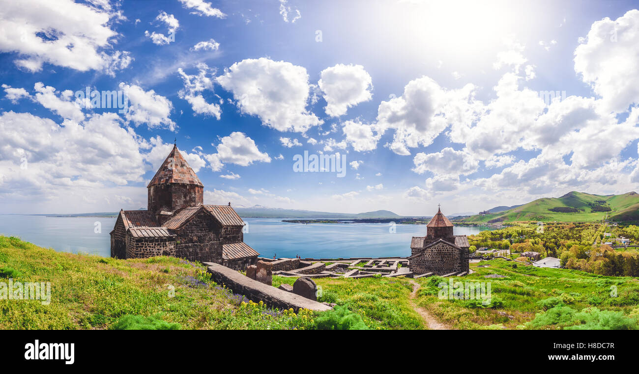 Kirche und herrliche bewölktem Himmel See Stockfoto