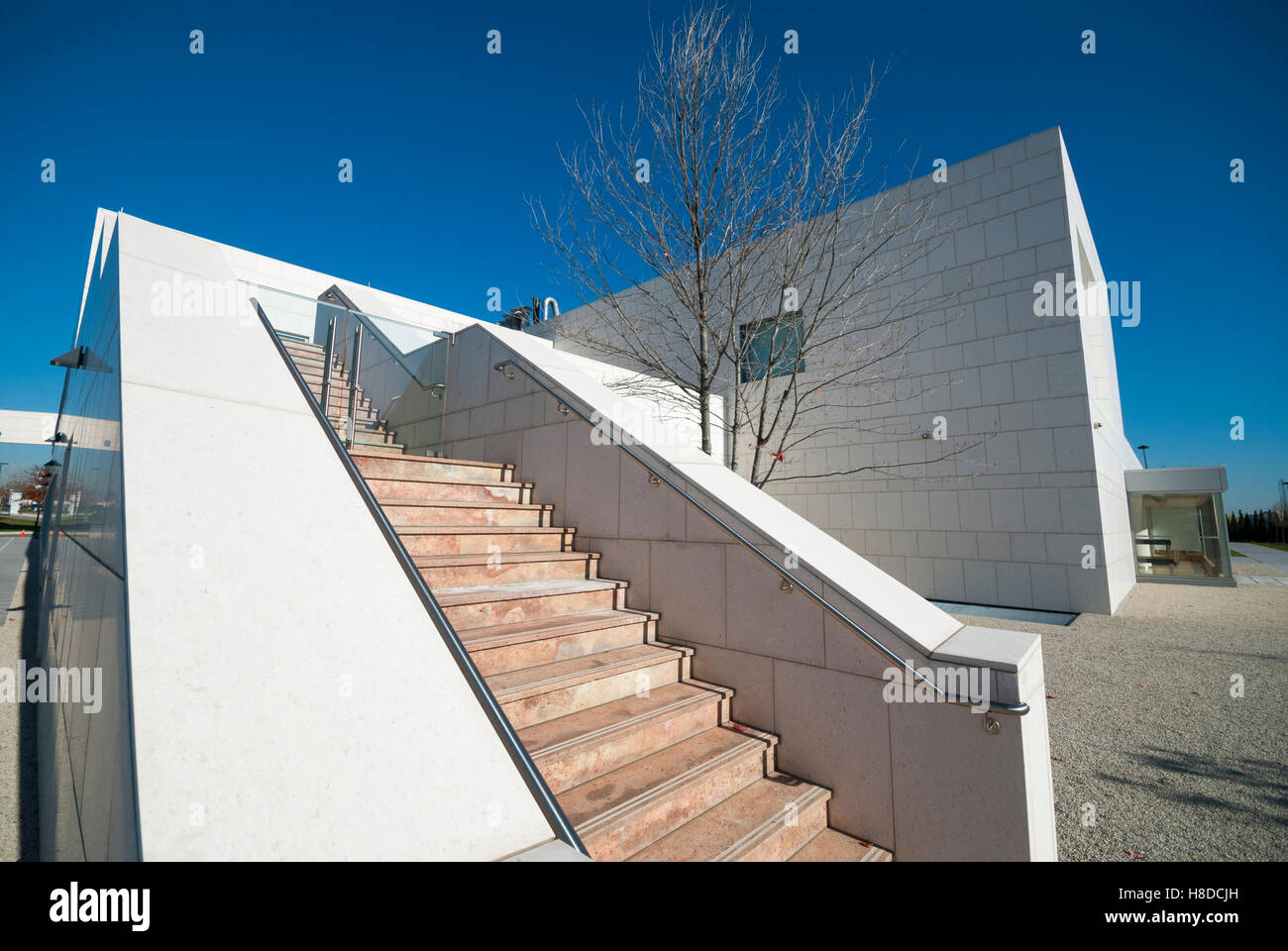 Treppe zur oberen Terrasse des Zentrums Ismaili, eine islamische Treffpunkt und Bildungseinrichtung. Stockfoto