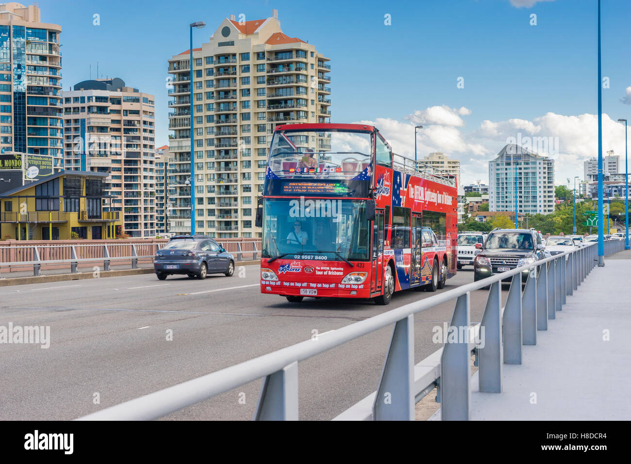 Sightseeing-Bus und Autos auf der Brücke in Brisbane Stockfoto