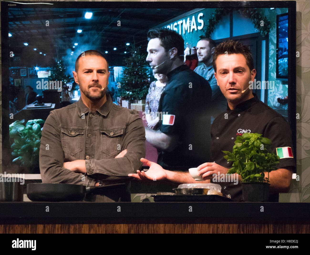 Manchester, UK. 10. November 2016.  Gino D'Acampo, Starkoch, unterhält Scharen von Besuchern auf der "Ideal Home Show an Weihnachten" und ist auf der Bühne Landsleute Celebrity Juice TV Star (und Host von "Take Me Out") trat Paddy McGuinness für eine improvisierte, UN-Skript, Kochkurs und Demonstration. Die Show findet statt am Event Stadt Manchester und ist geöffnet bis Sonntag, den 13. November.  Foto Bailey-Cooper Fotografie/Alamy Live-Nachrichten Stockfoto