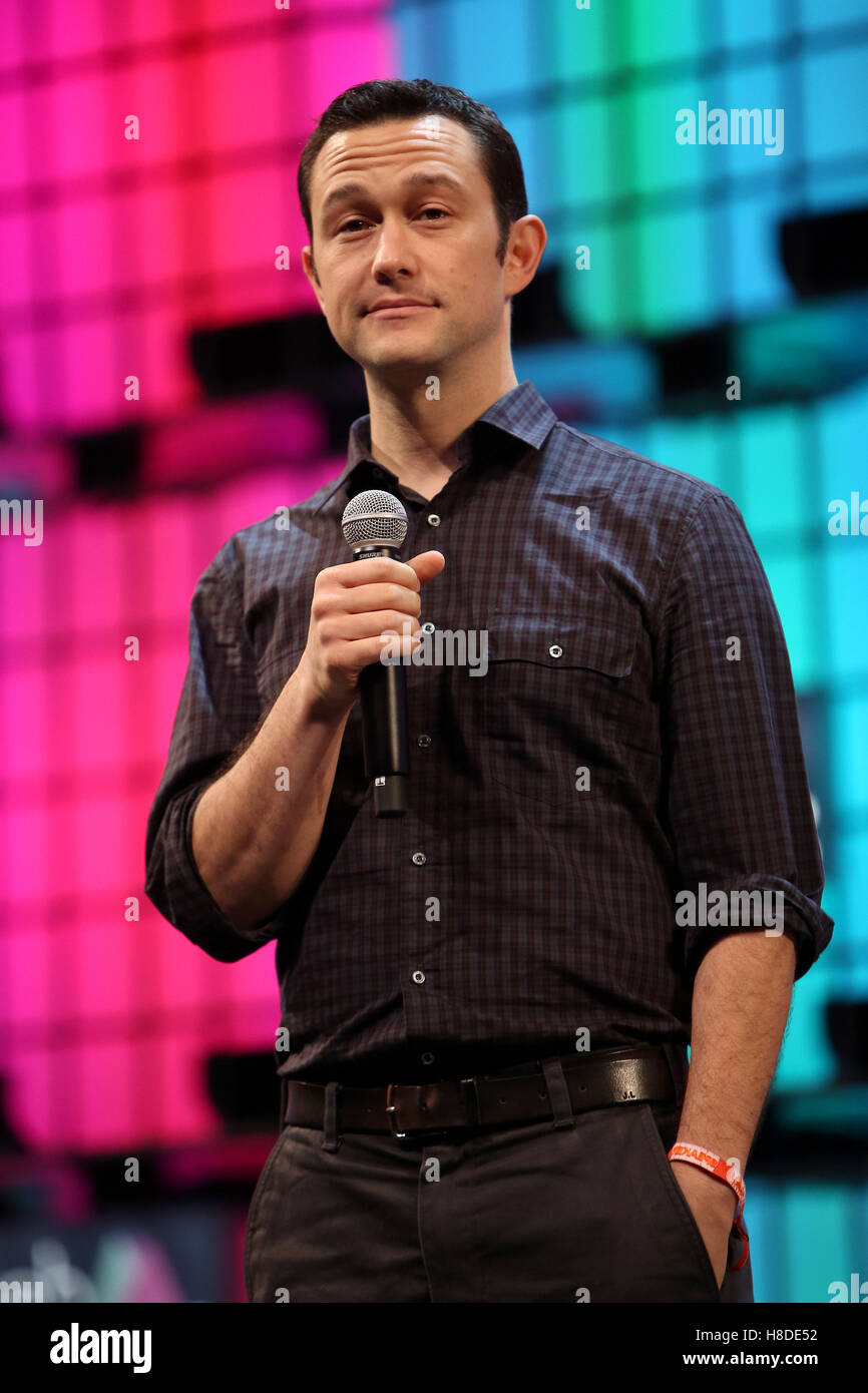 Lissabon, Portugal. 10. November 2016. US-Schauspieler und Regisseur und Gründer des HitRECord Joseph Gordon-Levitt hält eine Rede auf der Hauptbühne auf dem Web-Gipfel in Lissabon am 10. November 2016. : Bildnachweis Pedro Fiuza: Pedro Fiuza/ZUMA Draht/Alamy Live-Nachrichten Stockfoto