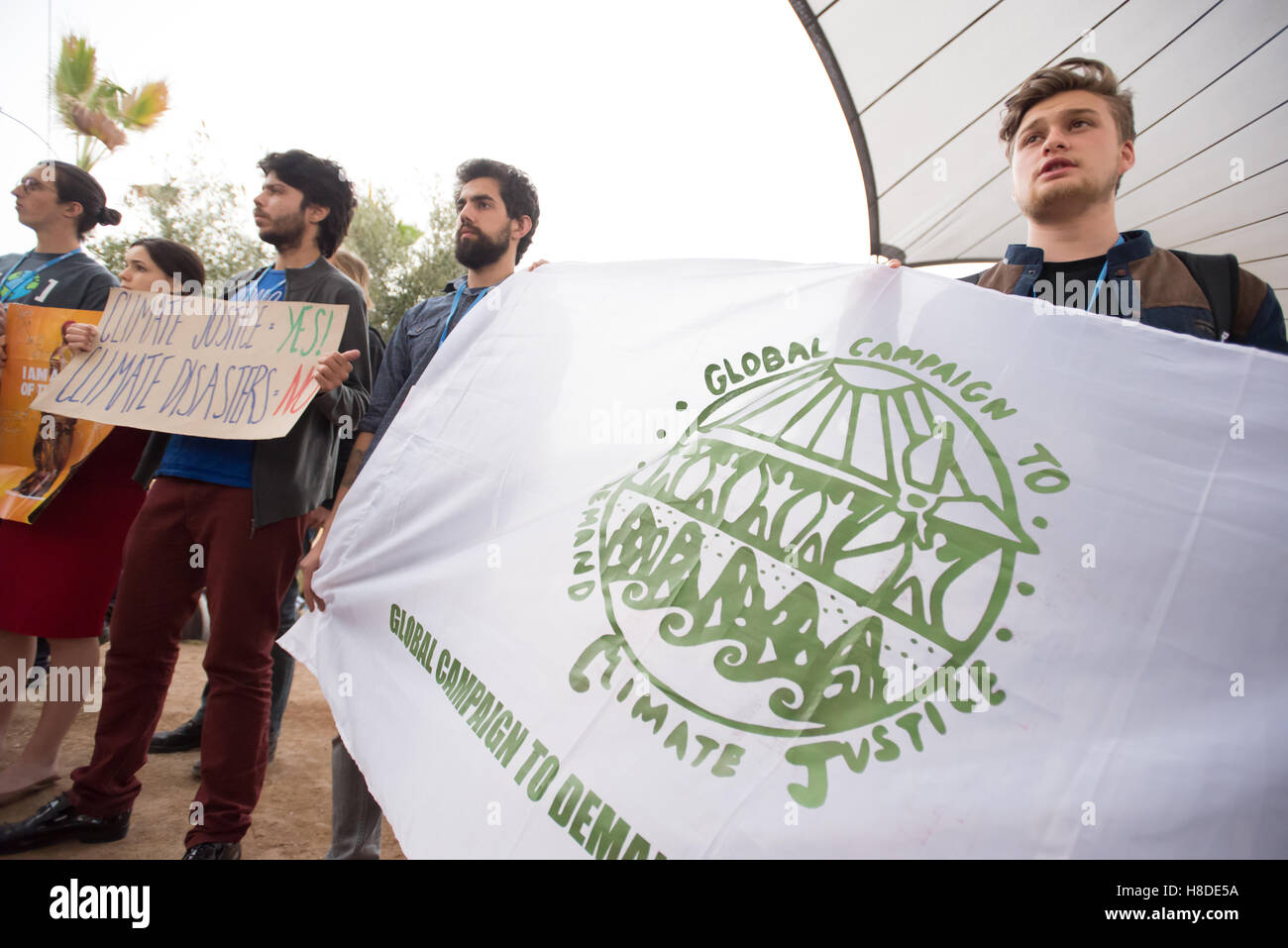 Marrakesch, Marokko. 10. November 2016. Internationales Jugend-Aktivisten auf der COP22 UN-Klimakonferenz in Marrakesch, Marokko, fordern Schutz für Menschen und Gemeinschaften, die durch den Klimawandel verdrängt. Bildnachweis: Ryan Rodrick Beiler/Alamy Live-Nachrichten Stockfoto