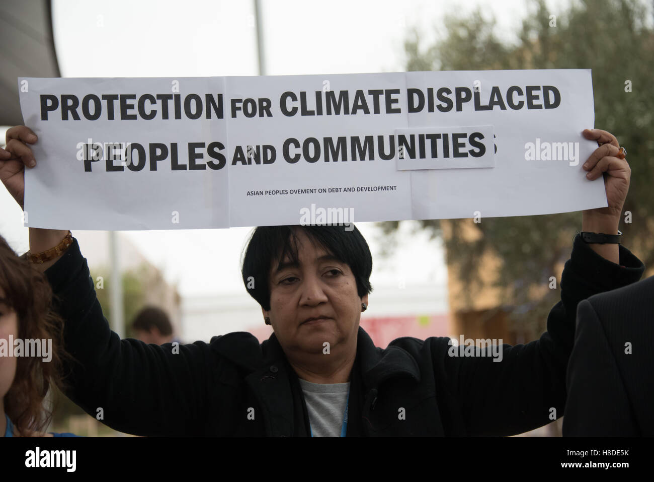 Marrakesch, Marokko. 10. November 2016. Internationales Jugend-Aktivisten auf der COP22 UN-Klimakonferenz in Marrakesch, Marokko, fordern Schutz für Menschen und Gemeinschaften, die durch den Klimawandel verdrängt. Bildnachweis: Ryan Rodrick Beiler/Alamy Live-Nachrichten Stockfoto