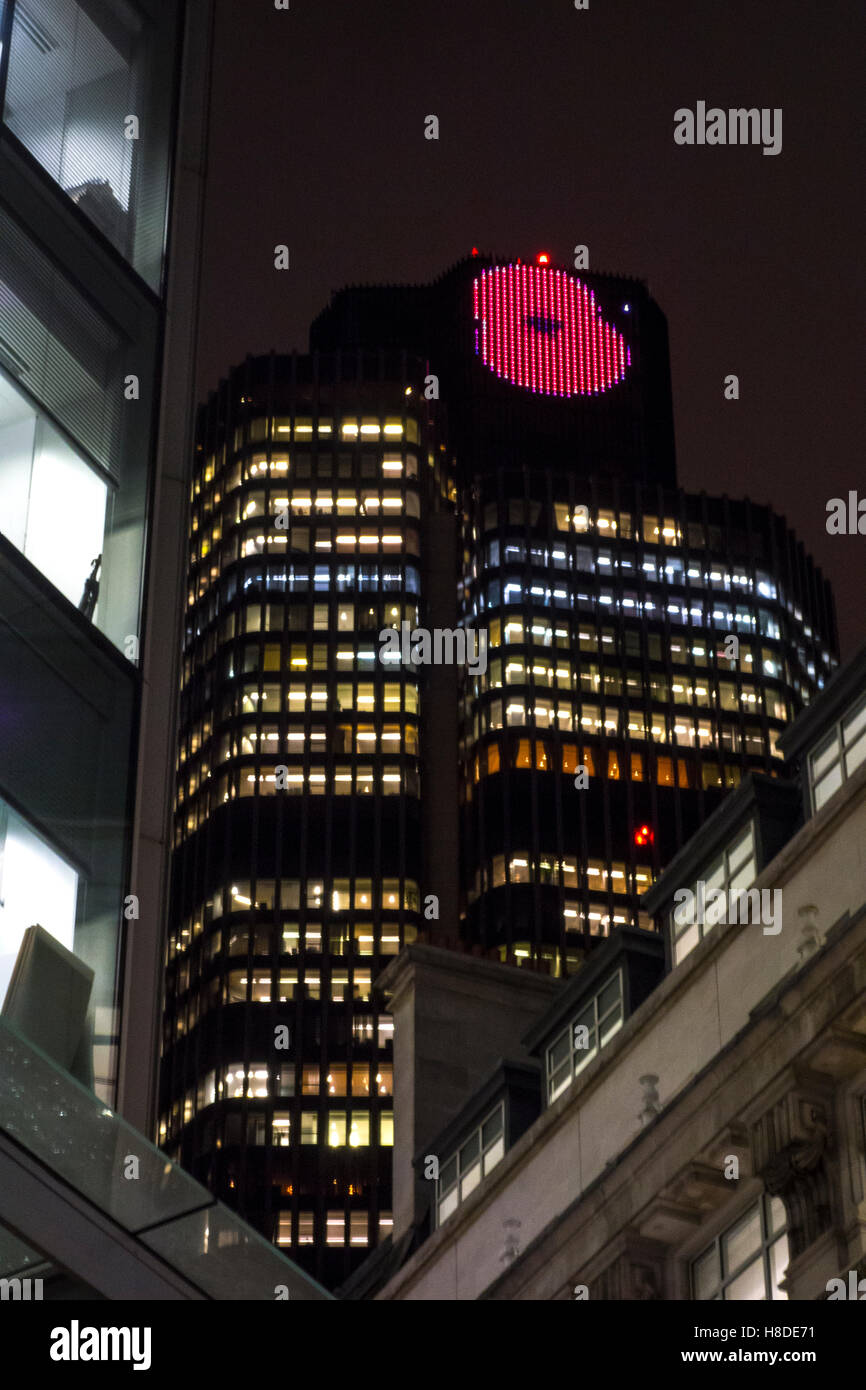 City of London, UK. 10. November 2016: ein Bild von eine Mohnblume wird am Abend vor dem Tag des Gedenkens an der Spitze der Tower 42 (NatWest Tower) angezeigt. Bildnachweis: CAMimage/Alamy Live-Nachrichten Stockfoto