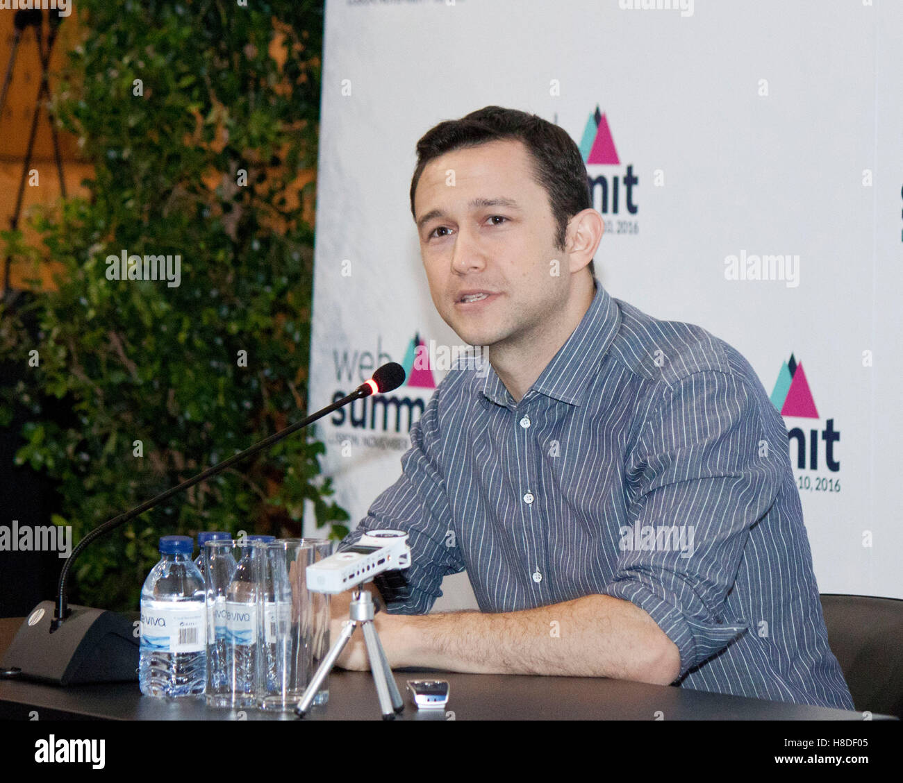 Joseph Gordon-Levitt spricht zu den Medien auf dem Web-Gipfel in Lissabon, Portugal-Credit: Ger Holland/Alamy Live News Stockfoto