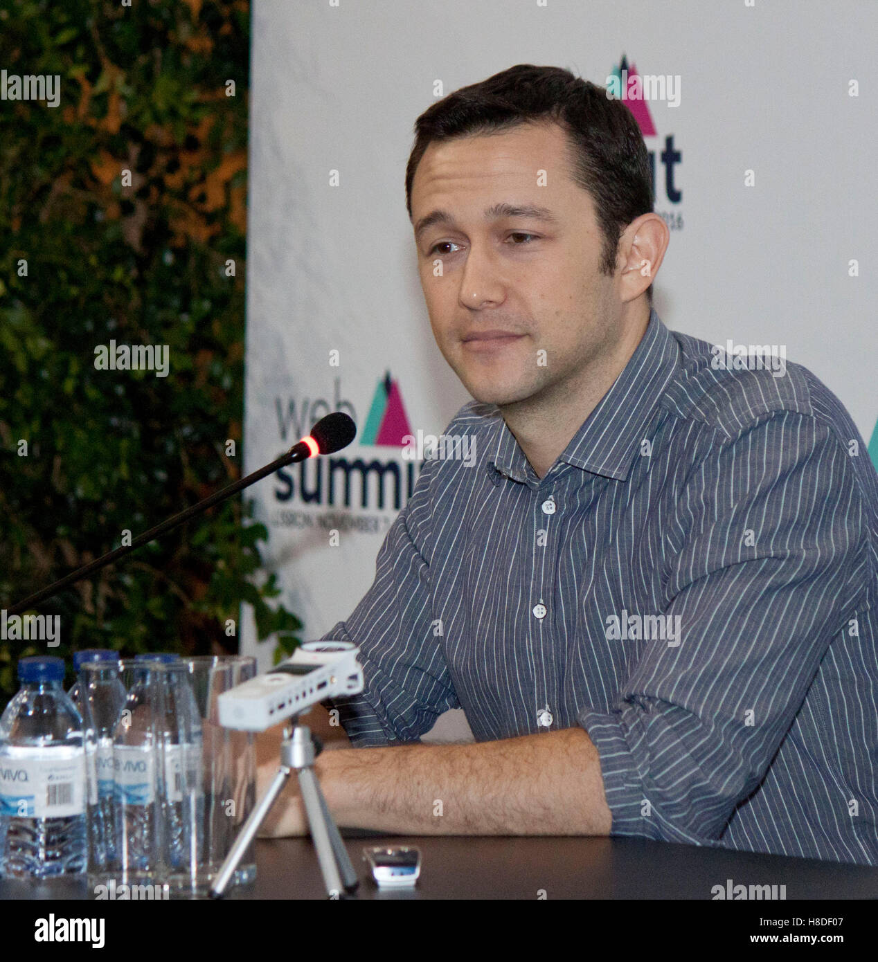 Joseph Gordon-Levitt spricht zu den Medien auf dem Web-Gipfel in Lissabon, Portugal-Credit: Ger Holland/Alamy Live News Stockfoto