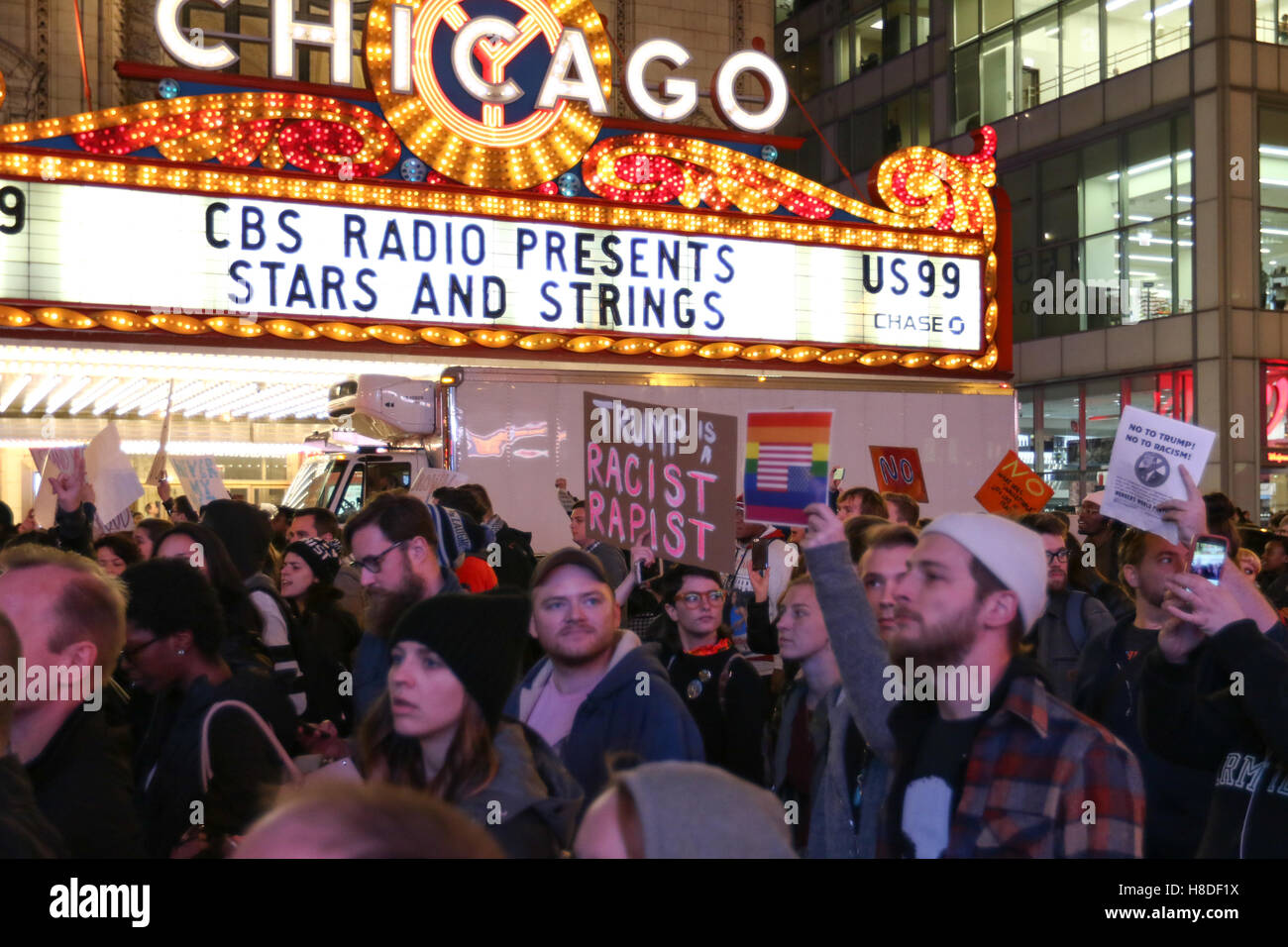 Chicago, Illinois, USA. 9. November 2016. Demonstranten protestieren gegen Präsident wählen Donald Trump auf der State Street am 9. November 2016 in Chicago, IL. Bildnachweis: Debby Wong/Alamy Live-Nachrichten Stockfoto