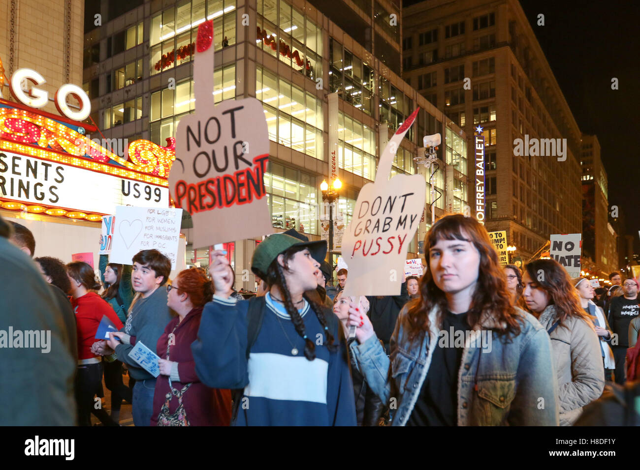 Chicago, Illinois, USA. 9. November 2016. Demonstranten protestieren gegen Präsident wählen Donald Trump auf der State Street am 9. November 2016 in Chicago, IL. Bildnachweis: Debby Wong/Alamy Live-Nachrichten Stockfoto