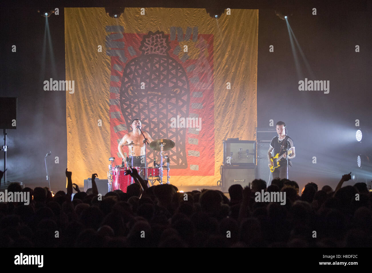 Bexhill, England. 10. November 2016, Sklaven (Isaac Holman und Laurie Vincent) Auftakt ihrer größten UK-Tour zum Zeitpunkt De La Warr Pavilion, England. © Jason Richardson / Alamy Live Stockfoto