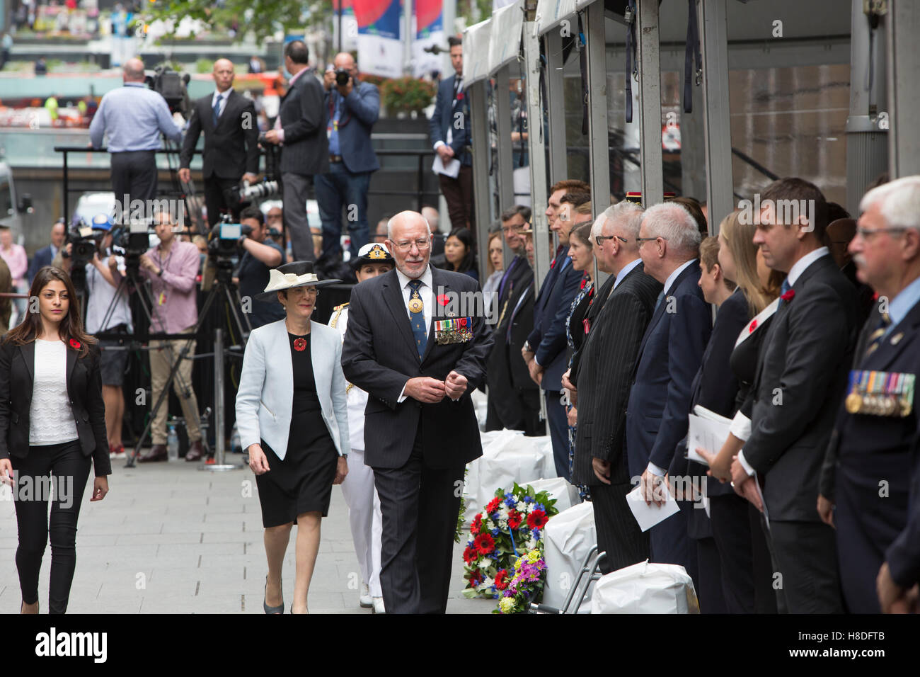 Sydney, Australien. Freitag, 11. November 2016. Gouverneur von New South Wales General Sir David Hurley kommt mit seiner Frau bei Martin Ort Kenotaph für den Gedenktag-Service. Auch abgebildet ist New South Wales Premier Mike Baird .martin berry@alamy live-Nachrichten Stockfoto