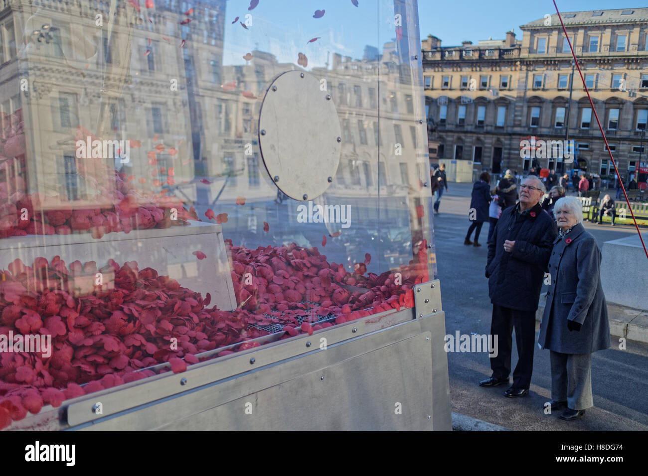 Glasgow, Scotland, UK 10. November 2016 George Square Glasgow verfügt über einen Garten der Erinnerung und Mohn Statue für die Menschen zu zahlen achtet Credit: Gerard Fähre/Alamy Live News Stockfoto