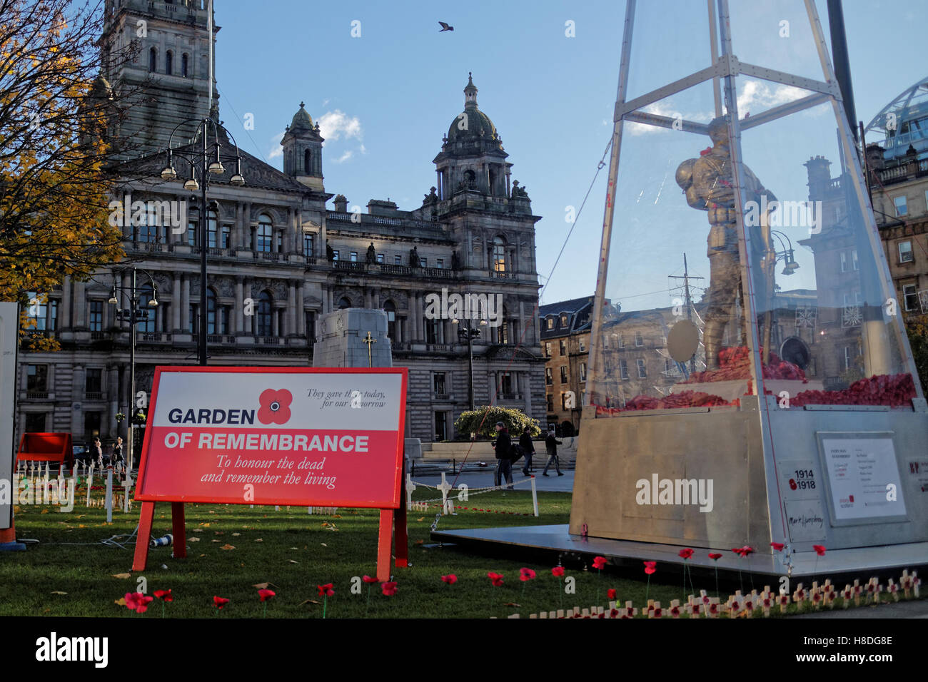 Glasgow, Scotland, UK 10. November 2016 George Square Glasgow verfügt über einen Garten der Erinnerung und Mohn Statue für die Menschen zu zahlen achtet Credit: Gerard Fähre/Alamy Live News Stockfoto
