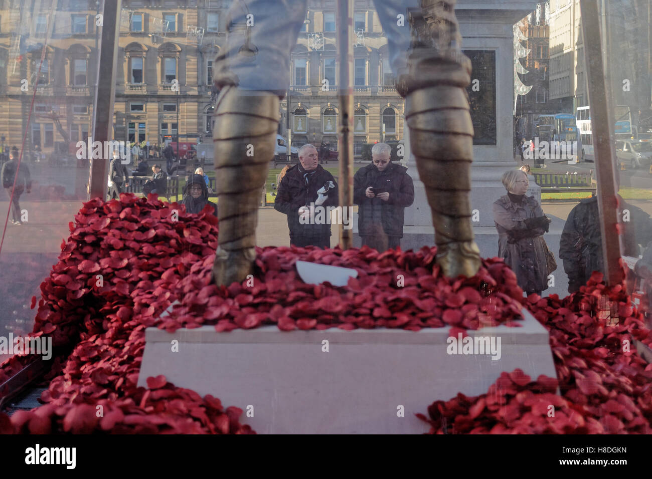 Glasgow, Scotland, UK 10. November 2016 George Square Glasgow verfügt über einen Garten der Erinnerung und Mohn Statue für die Menschen zu zahlen achtet Credit: Gerard Fähre/Alamy Live News Stockfoto