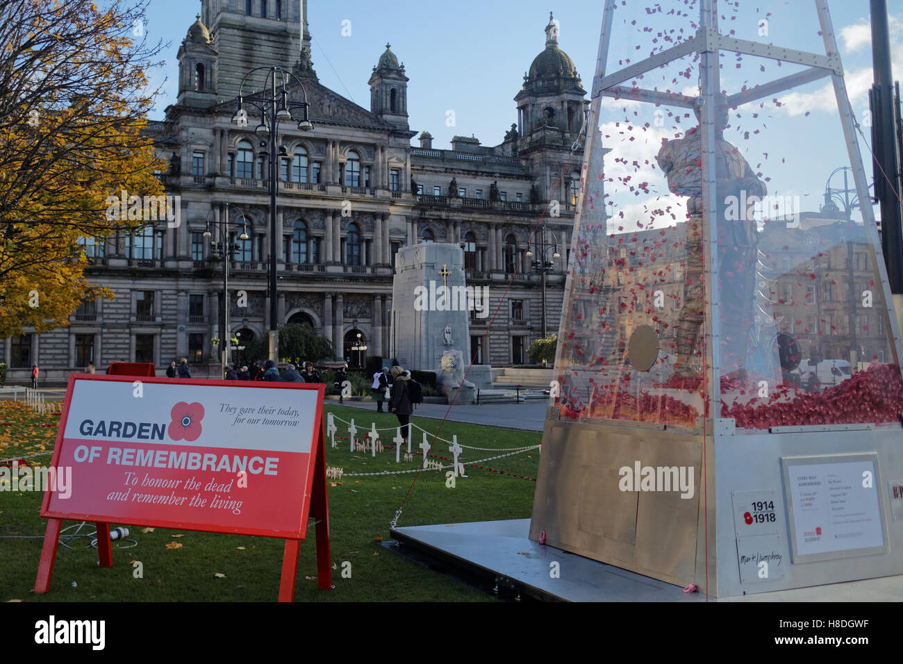 Glasgow, Scotland, UK 10. November 2016 George Square Glasgow verfügt über einen Garten der Erinnerung und Mohn Statue für die Menschen zu zahlen achtet Credit: Gerard Fähre/Alamy Live News Stockfoto