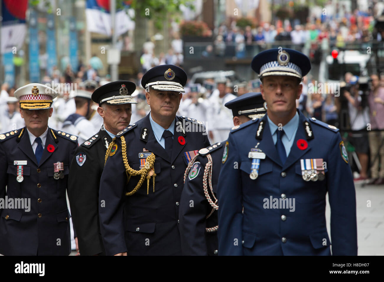 Sydney, Australien. Freitag, 11. November 2016. Viele Persönlichkeiten aus Australien und Übersee trat der Veteranen und servieren Personal in den Dienst der Gedenktag am Cenotaph in Martin Place. Bildnachweis: Martin berry Alamy Live News Stockfoto