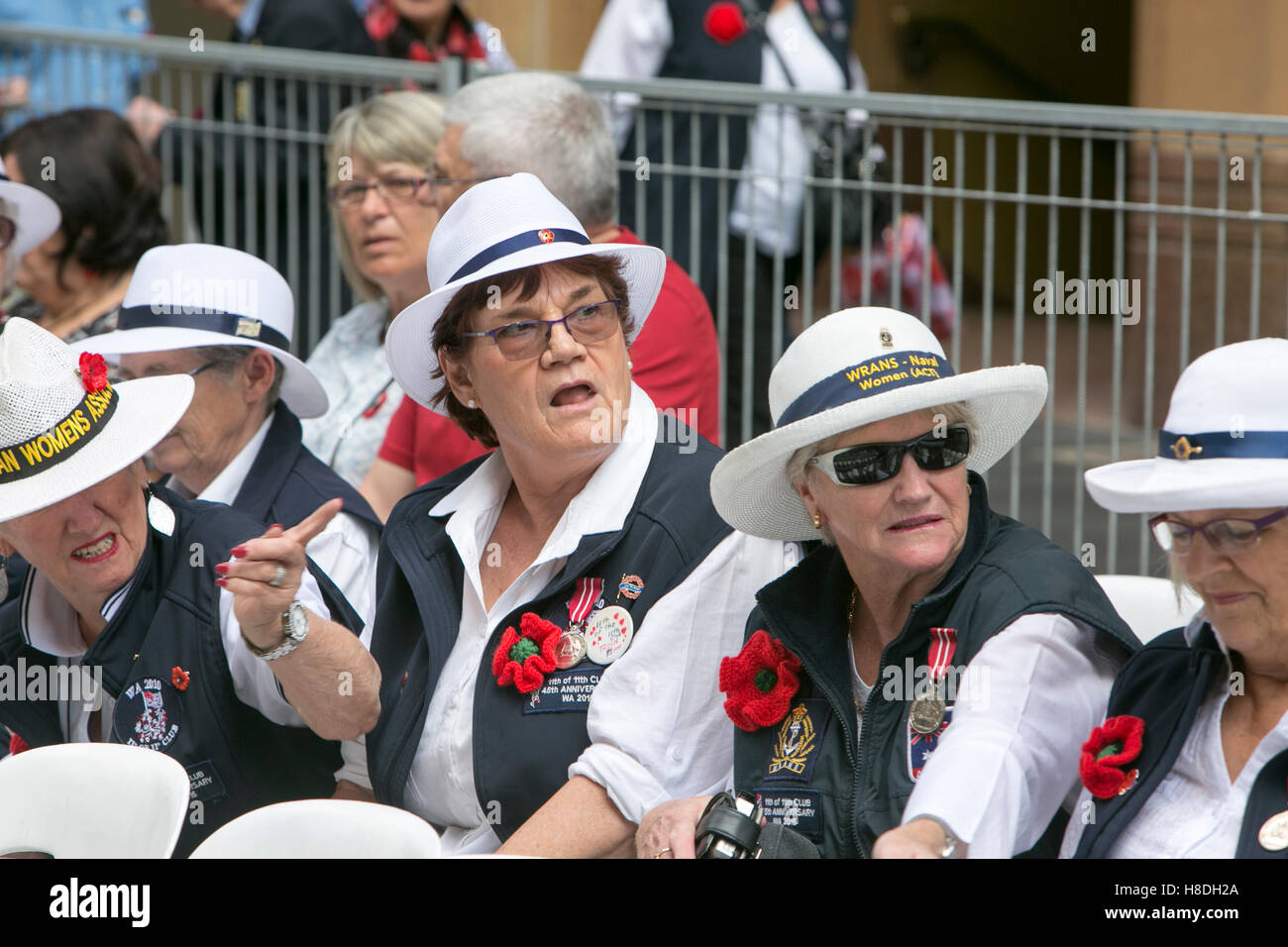 Sydney, Australien. Freitag, 11. November 2016. Persönlichkeiten aus Australien und Übersee zusammen mit vielen Veteranen besuchen den Waffenstillstand-Dienst auf dem Cenotaph.Pictured Womens royal australian naval Service WRANS in Martin Place. Bildnachweis: Martin Beere/Alamy Live News Stockfoto