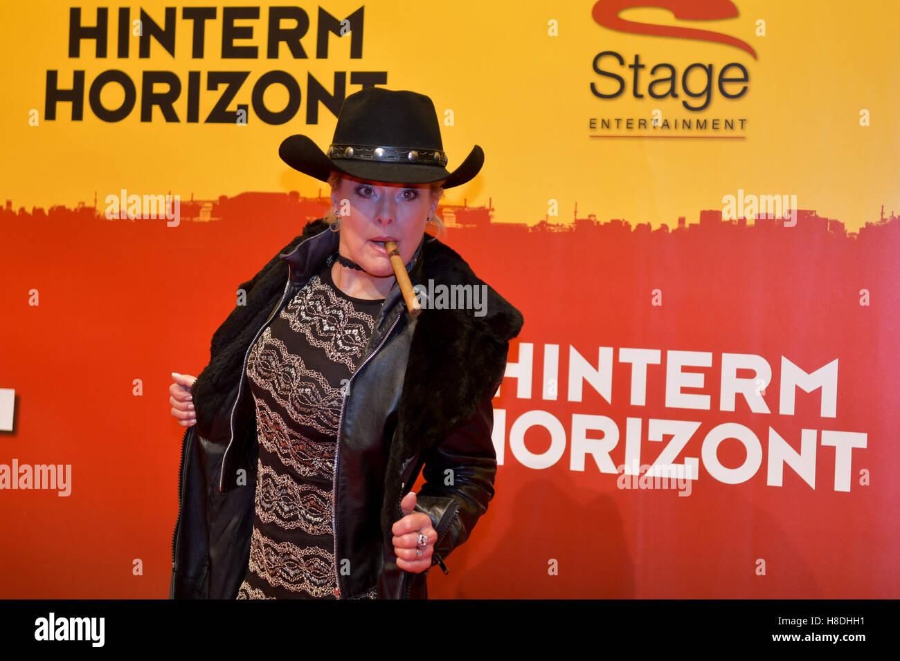 Hamburg, Deutschland. 10. November 2016. Komiker Tanja Schumann posieren auf dem roten Teppich bei der Premiere von Udo Lindenberg Musical "Hinterm Horizont" (lit.) "Hinter dem Horizont") in Hamburg, Deutschland, 10. November 2016. Foto: AXEL HEIMKEN/Dpa/Alamy Live News Stockfoto