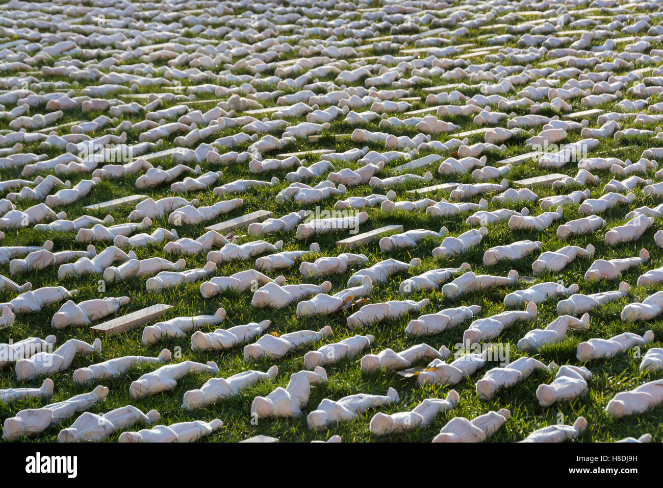 College Green, Bristol, UK. 11. November 2016. 19240 Wanten an der Somme, eine Installation von Somerset Künstler Rob Heard erscheint vor der Kathedrale am College Green in Bristol am Tag des Waffenstillstands 2016. Jedes Tuch ist ein Leben verloren ging am ersten Tag der Schlacht an der Somme (1. Juli 1916). Bildnachweis: Carolyn Eaton/Alamy Live-Nachrichten Stockfoto