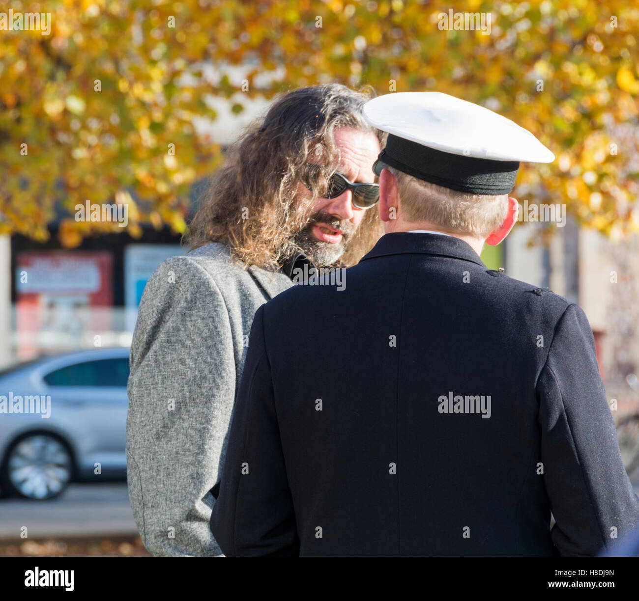 College Green, Bristol, UK. 11. November 2016. 19240 Wanten an der Somme, eine Installation von Somerset Künstler Rob Heard erscheint vor der Kathedrale am College Green in Bristol am Tag des Waffenstillstands 2016. Jedes Tuch ist ein Leben verloren ging am ersten Tag der Schlacht an der Somme (1. Juli 1916). Hier plaudert der Künstler Rob Heard mit einem Vertreter der US-Streitkräfte. Bildnachweis: Carolyn Eaton/Alamy Live-Nachrichten Stockfoto