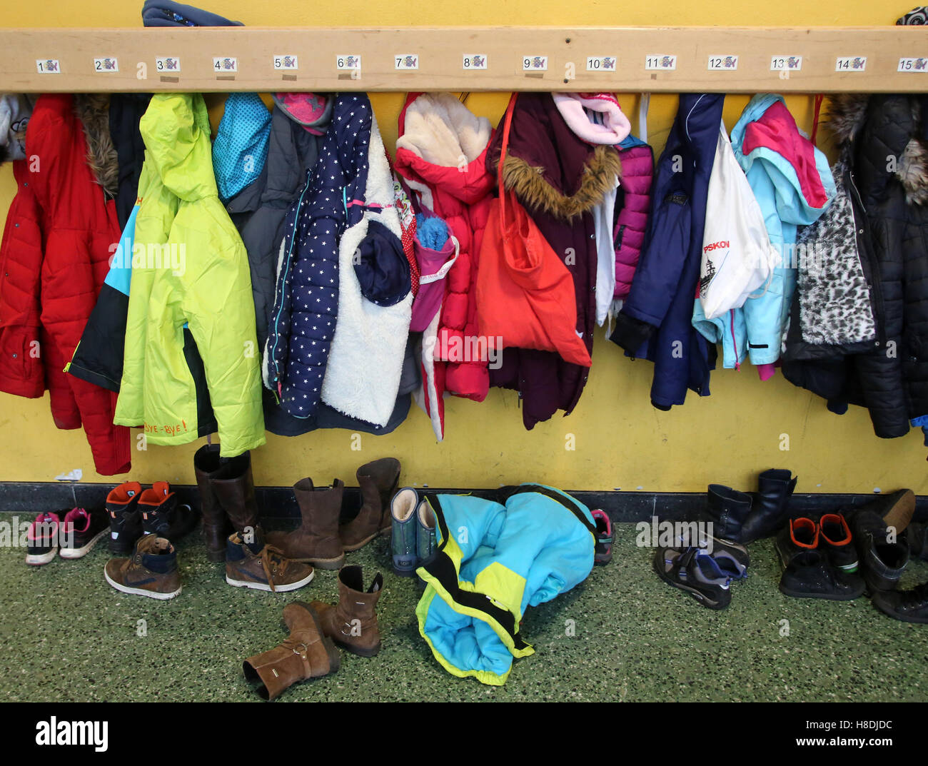 Jackts und Schuhe der 3. Klasse Schüler an der Grundschule Sunderplatz in Mülheim an der Ruhr, Deutschland, 11. November 2016 zu sehen. Foto: ROLAND WEIHRAUCH/dpa Stockfoto