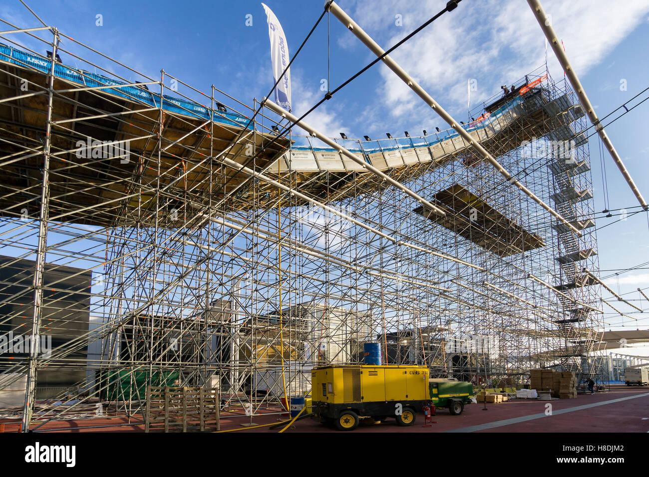 Mailand, Italien. 10. November 2016. Freestyle Ski World Cup Trainingstag beim Big Air Mailand. In der ehemaligen Expo Area befindet sich die große Rampe von Athleten verwendet, um zu springen. Bildnachweis: Federico Rostagno/Alamy Live-Nachrichten Stockfoto