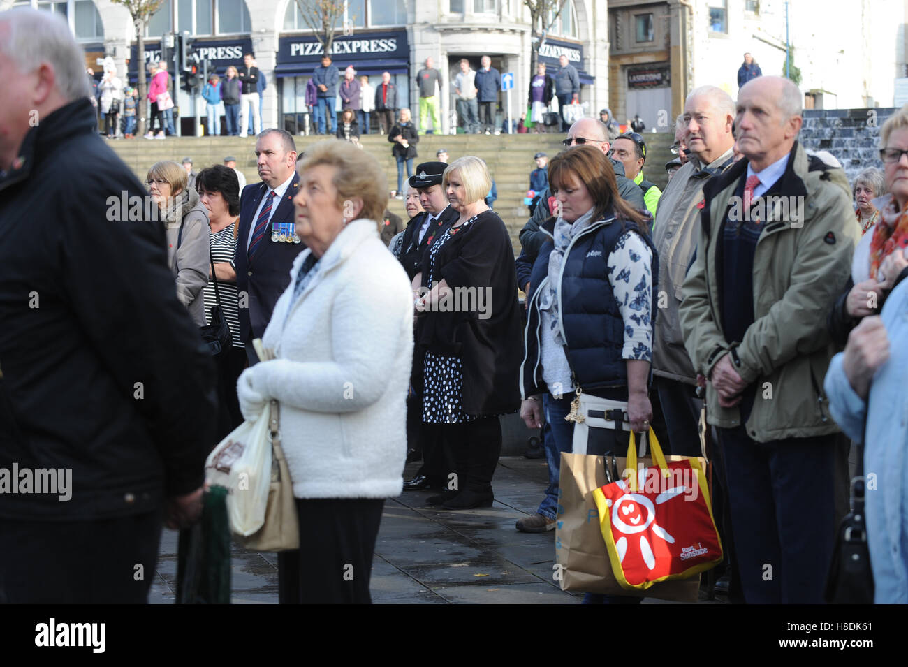 Swansea, Wales, Großbritannien. 11. November 2016 The Armistice Day Service in Swansea den Burgplatz, darunter zwei Schweigeminuten am 11:00, derer gedenken, die gefallen sind.  Bildnachweis: Robert Melen/Alamy Live-Nachrichten. Stockfoto