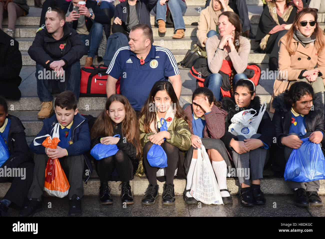 Trafalgar Square, London, UK. 11. November 2016. Londoner beobachten die zwei Minuten Stille für Tag des Waffenstillstands am Trafalgar Square. Bildnachweis: Matthew Chattle/Alamy Live-Nachrichten Stockfoto