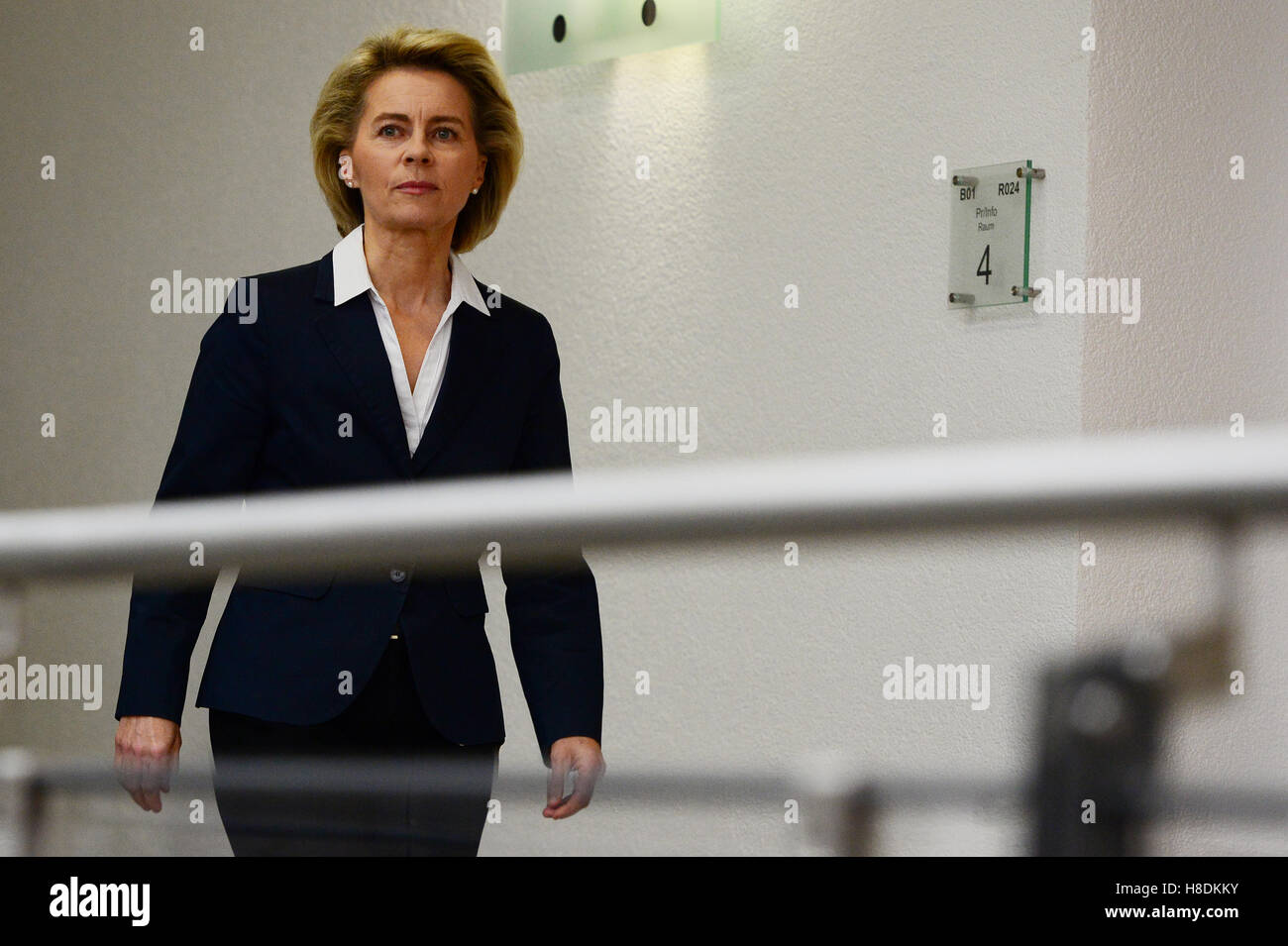 Berlin, Deutschland. 11. November 2016. Deutsche Innenminister Verteidigung Ursula von der Leyen (CDU) kommt für eine Erklärung zum Angriff auf das Deutsche Generalkonsulat in der nördlichen afghanischen Stadt Mazar-i-Sharif in Berlin, Deutschland, 11. November 2016. Foto: MAURIZIO GAMBARINI/Dpa/Alamy Live News Stockfoto