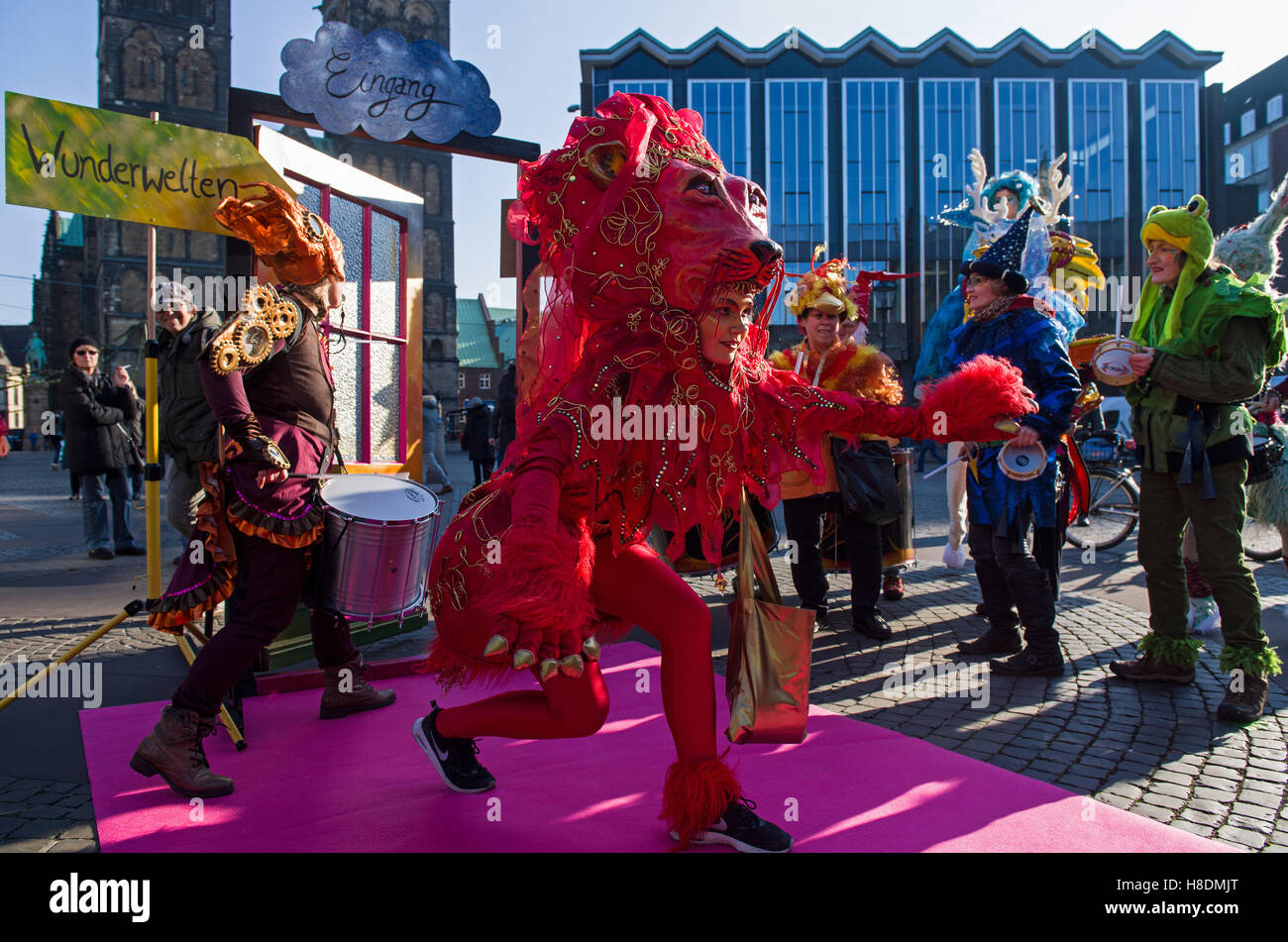 Bremen, Deutschland. 11. November 2016. Schauspieler in Kostümen feiern den Beginn des Samba und Karneval Maske auf dem historischen Marktplatz in Bremen, Deutschland, 11. November 2016. Die Hauptparade statt findet am 17. und 18. Februar 2017. Foto: INGO WAGNER/Dpa/Alamy Live News Stockfoto