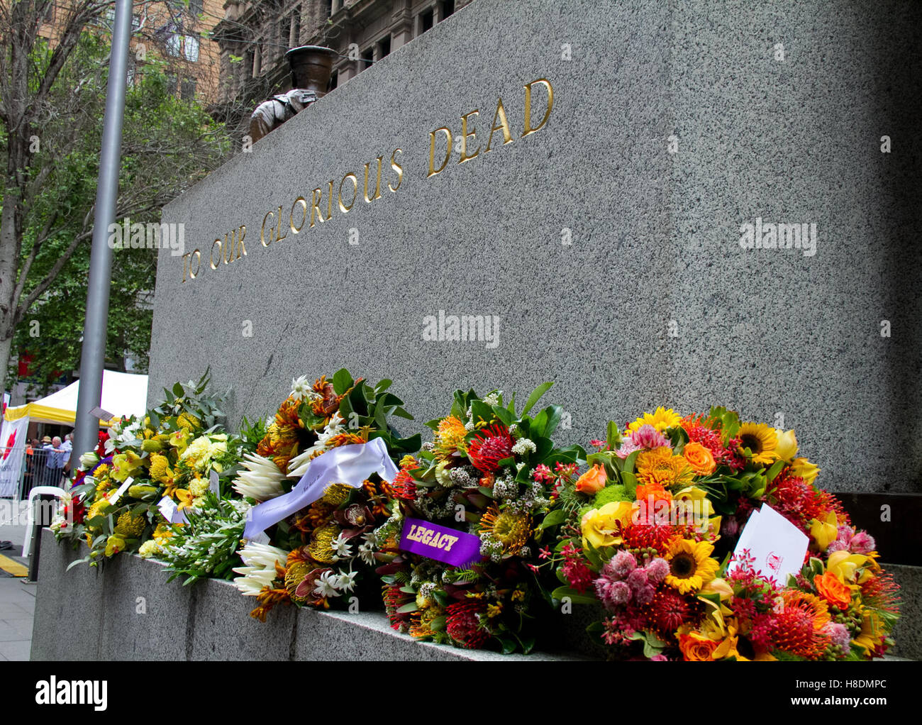 Sydney, Australien. 11. November 2016. Gedenktag wird beobachtet, um die Opfer Soldaten während dem ersten Weltkrieg erinnern. 11. November 1918. Foto aufgenommen am 11. November 2016 zeigt ein Kenotaph während einer Zeremonie zum Gedenken an verlorenen Soldaten im ersten Weltkrieg ein (WWI) auf den Gedenktag in Sydney, Australien. 11. November 2016. Gedenktag wird beobachtet, um zu erinnern, die Opfer von Soldaten während WWI, das am 11. November 1918 endete. Bildnachweis: Xinhua/Alamy Live-Nachrichten Stockfoto